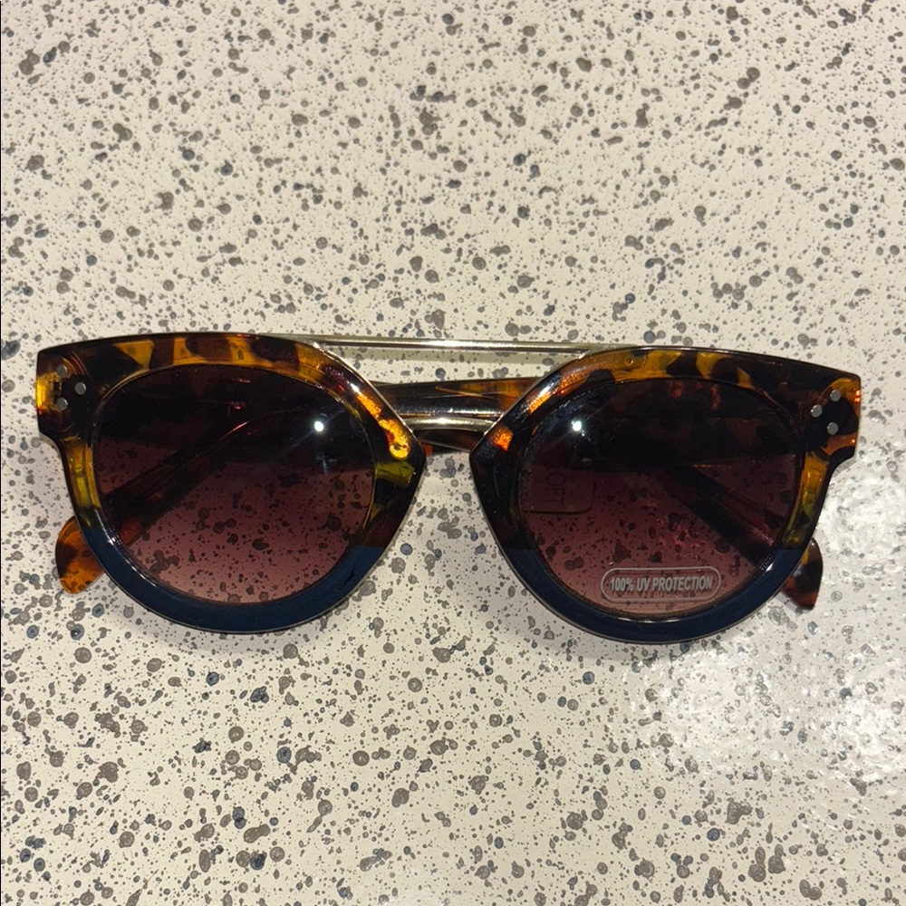 Loft Tortoise Shell Hombre Sunglasses with Brown Lenses/Navy trim